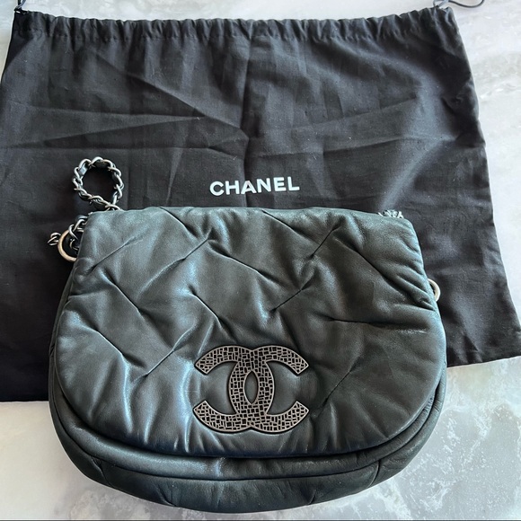 CHANEL Handbags - Chanel 11P Black Iridescent Ruthenium CC Adjustable Crossbody Bag